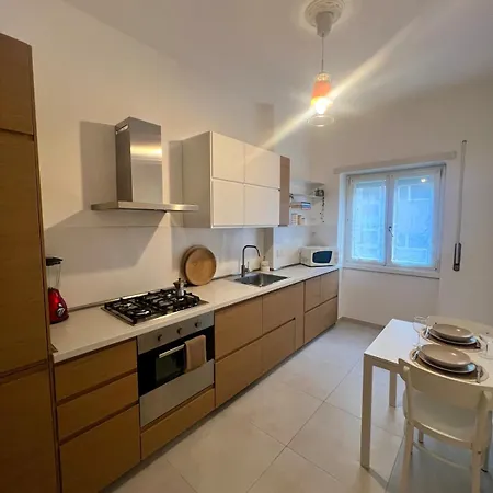 Bright & Spacious 4 Bedoom Near Metro In *