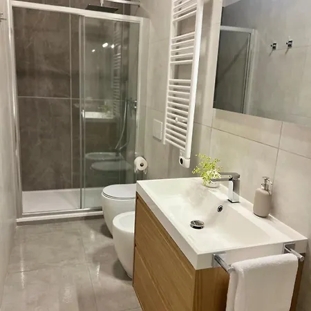 Daire Bright & Spacious 4 Bedoom Near Metro In