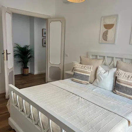 Daire Bright & Spacious 4 Bedoom Near Metro In *