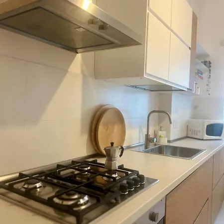 Bright & Spacious 4 Bedoom Near Metro In Roma