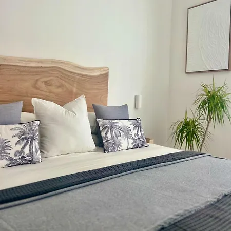 Daire Bright & Spacious 4 Bedoom Near Metro In *