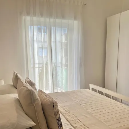 Bright & Spacious 4 Bedoom Near Metro In Roma