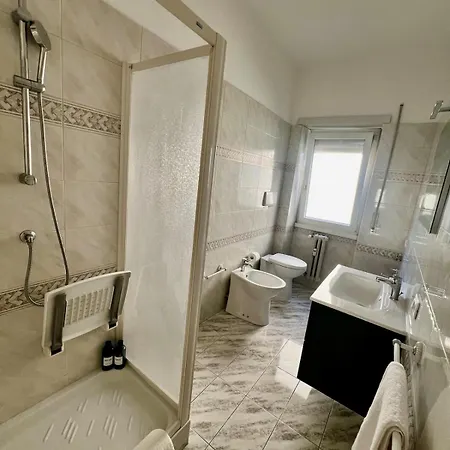 Bright & Spacious 4 Bedoom Near Metro In דירה *