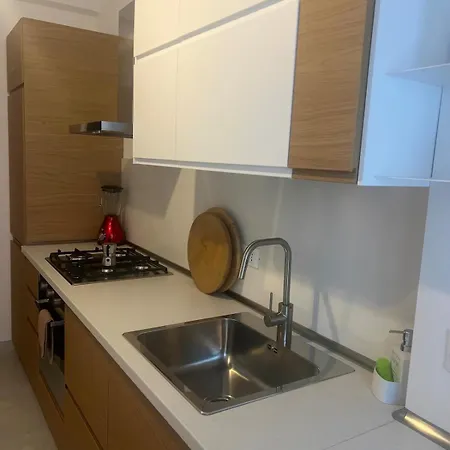 Bright & Spacious 4 Bedoom Near Metro In *